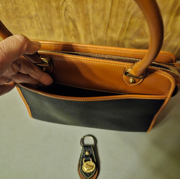 Dooney & Bourke black and tan shoulder bag - Picture 3 of 5